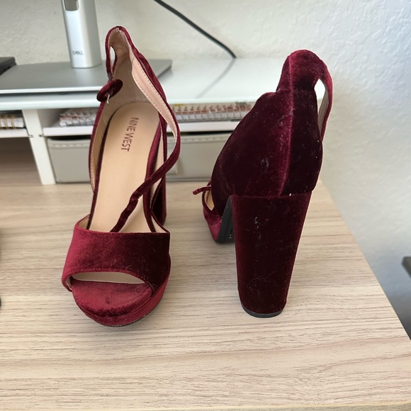 Nine West Burgundy Velvet Heels size 7.5 - Picture 2 of 2